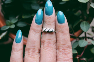 Twisted Bar Midi Ring