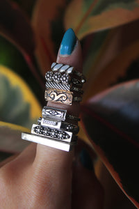 Twisted Bar Midi Ring